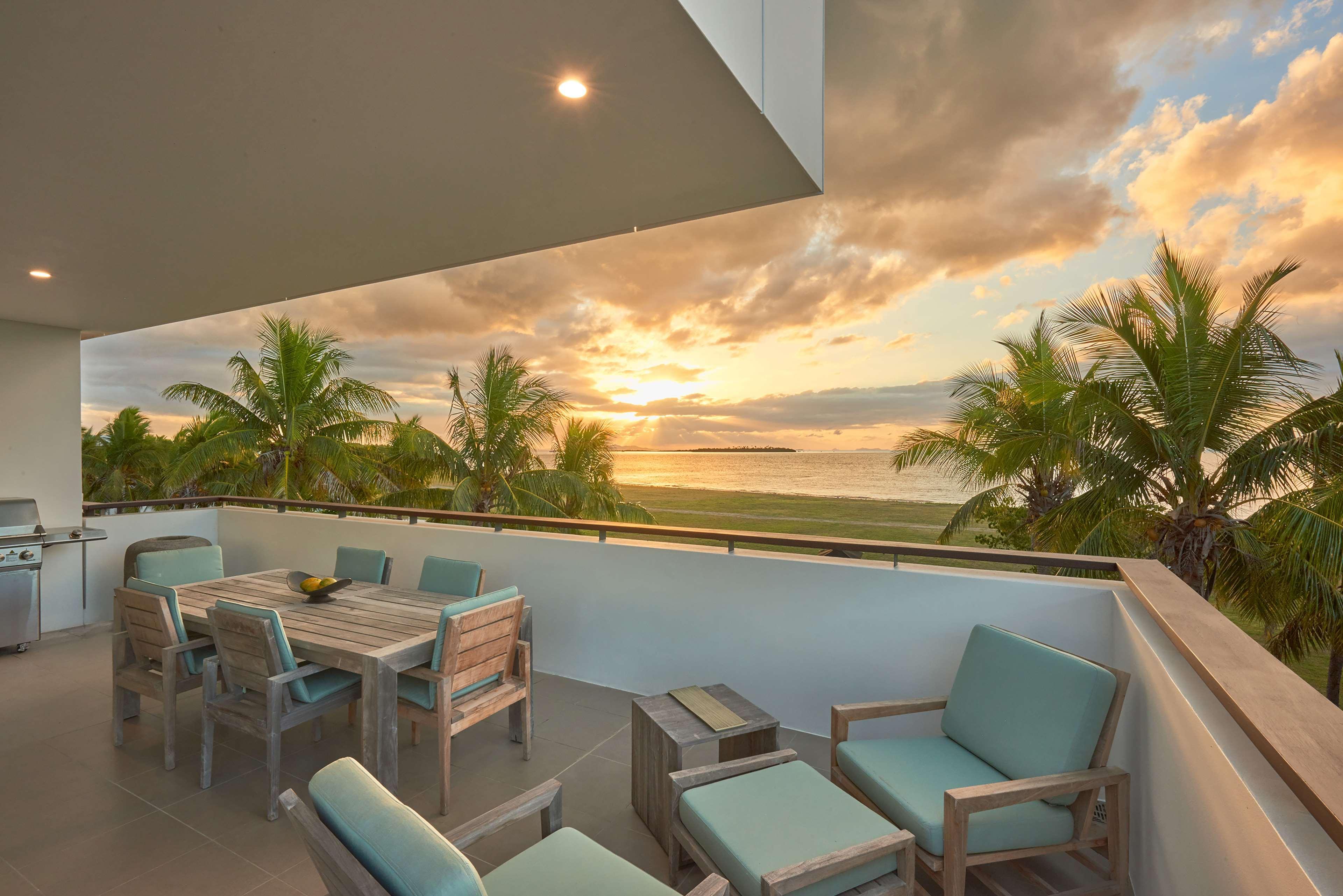 Hilton Fiji Beach Resort And Spa Denarau Island Eksteriør billede Sunset view from a private balcony