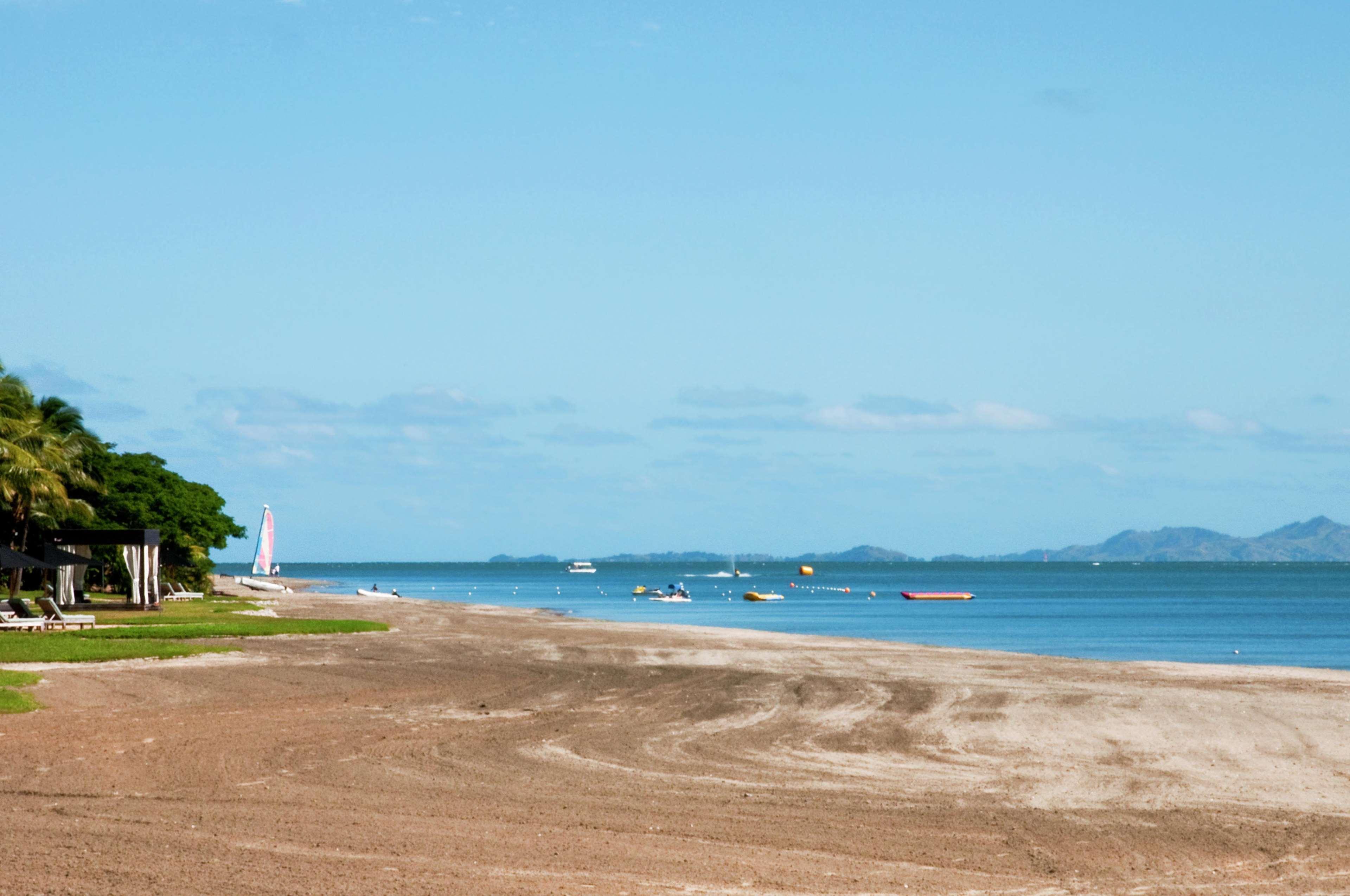 Hilton Fiji Beach Resort And Spa Denarau Island Faciliteter billede View of the bay from the beach